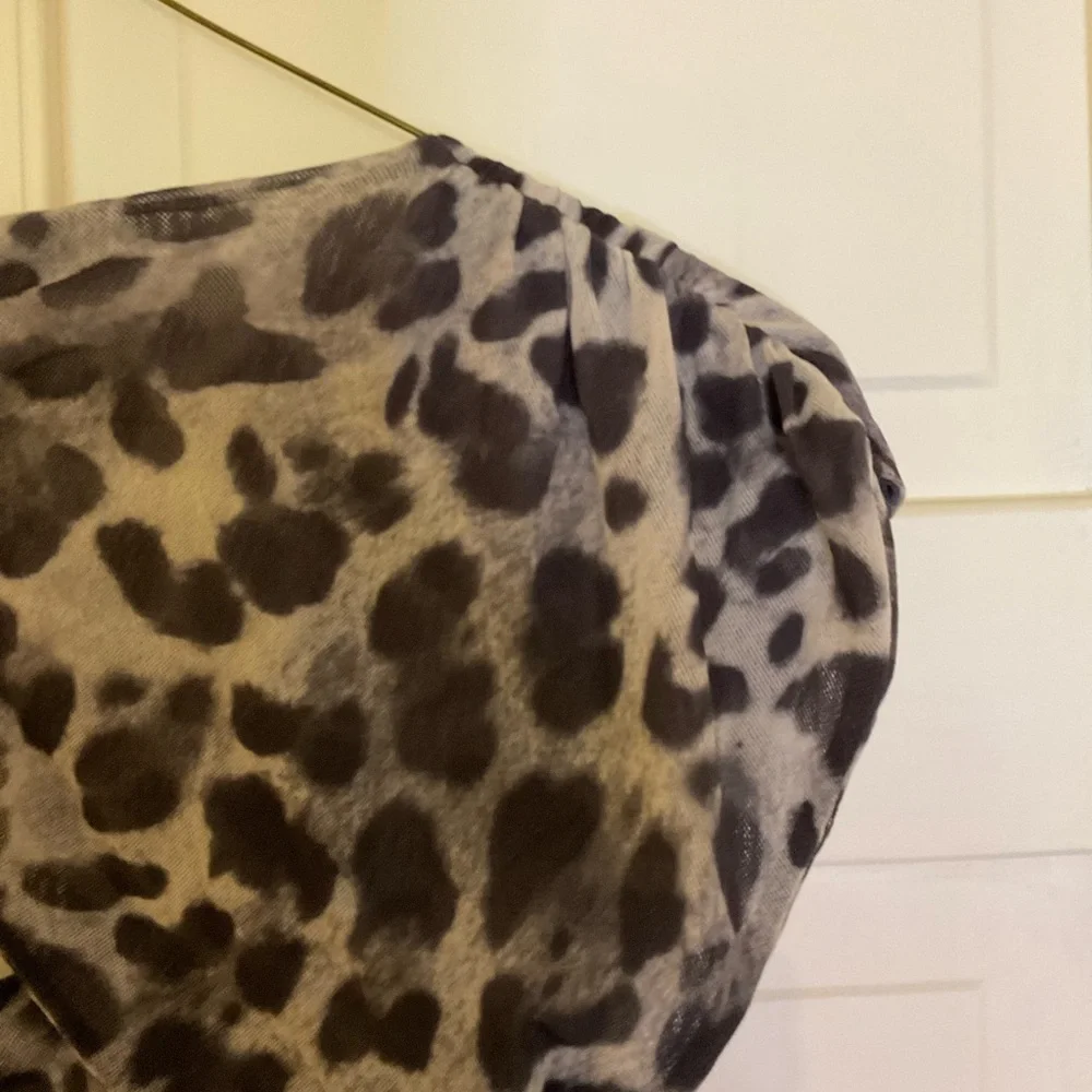 ❌FINAL PRICE❌ NY&Co Gray & Black Cheetah Print Top - Picture 7 of 7